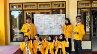 Mahasiswa Magang Kependidikan Terintegrasi (MKT) dari program studi Pendidikan Bahasa dan Sastra Indonesia (PBSI) dan Pendidikan Bahasa Inggris (PBI) Universitas Tidar melaksanakan salah satu program kerja Kuliah Kerja Nyata (KKN) berupa KIBAR (Keterangan Informasi dan Bagan Arah Ruang) di SMA Negeri 2 Magelang. (Dok. Pribadi/MKT Untidar) Mahasiswa Magang Kependidikan Terintegrasi (MKT) dari program studi Pendidikan Bahasa dan Sastra Indonesia (PBSI) dan Pendidikan Bahasa Inggris (PBI) Universitas Tidar melaksanakan salah satu program kerja Kuliah Kerja Nyata (KKN) berupa KIBAR (Keterangan Informasi dan Bagan Arah Ruang) di SMA Negeri 2 Magelang. (Dok. Pribadi/MKT Untidar)