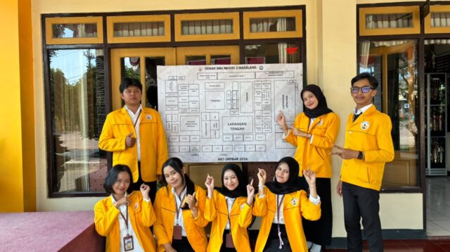 Mahasiswa Magang Kependidikan Terintegrasi (MKT) dari program studi Pendidikan Bahasa dan Sastra Indonesia (PBSI) dan Pendidikan Bahasa Inggris (PBI) Universitas Tidar melaksanakan salah satu program kerja Kuliah Kerja Nyata (KKN) berupa KIBAR (Keterangan Informasi dan Bagan Arah Ruang) di SMA Negeri 2 Magelang. (Dok. Pribadi/MKT Untidar)
