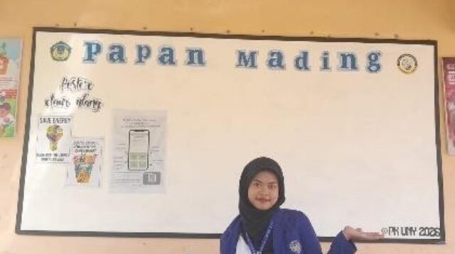 Mahasiswa PK Sheila Maura Yasmin berfoto di depan Papan mading sekolah. (Dok. Pribadi)