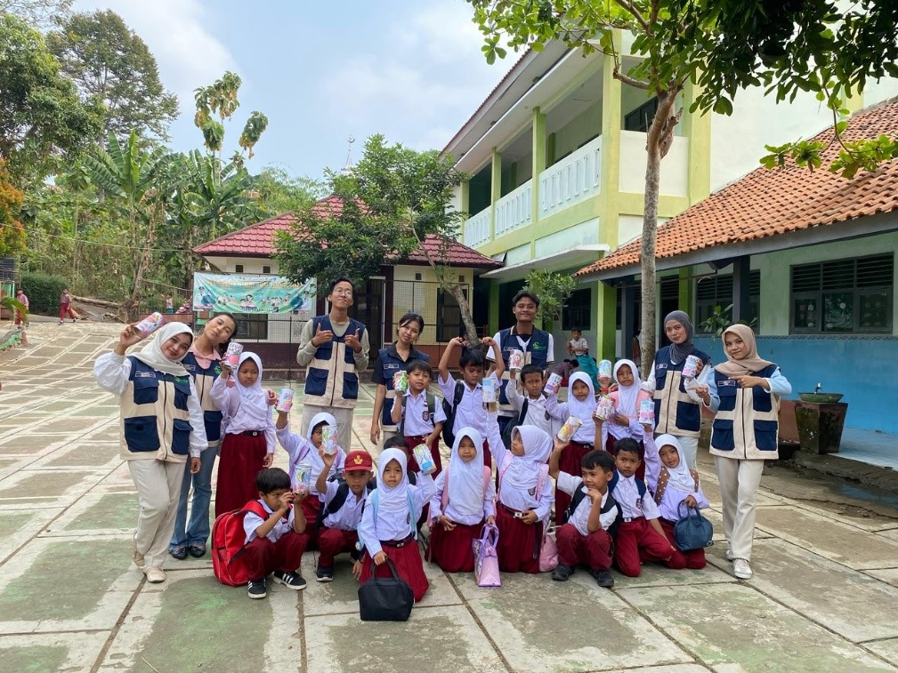Dokumentasi bersama setelah mahasiswa KKN Kelompok 295 UNS juga memberikan edukasi mengenai literasi keuangan melalui program “Gerakan Gemar Menabung Sejak Dini melalui Kreasi Celengan.” (Dok. Pribadi/KKN 295 UNS)