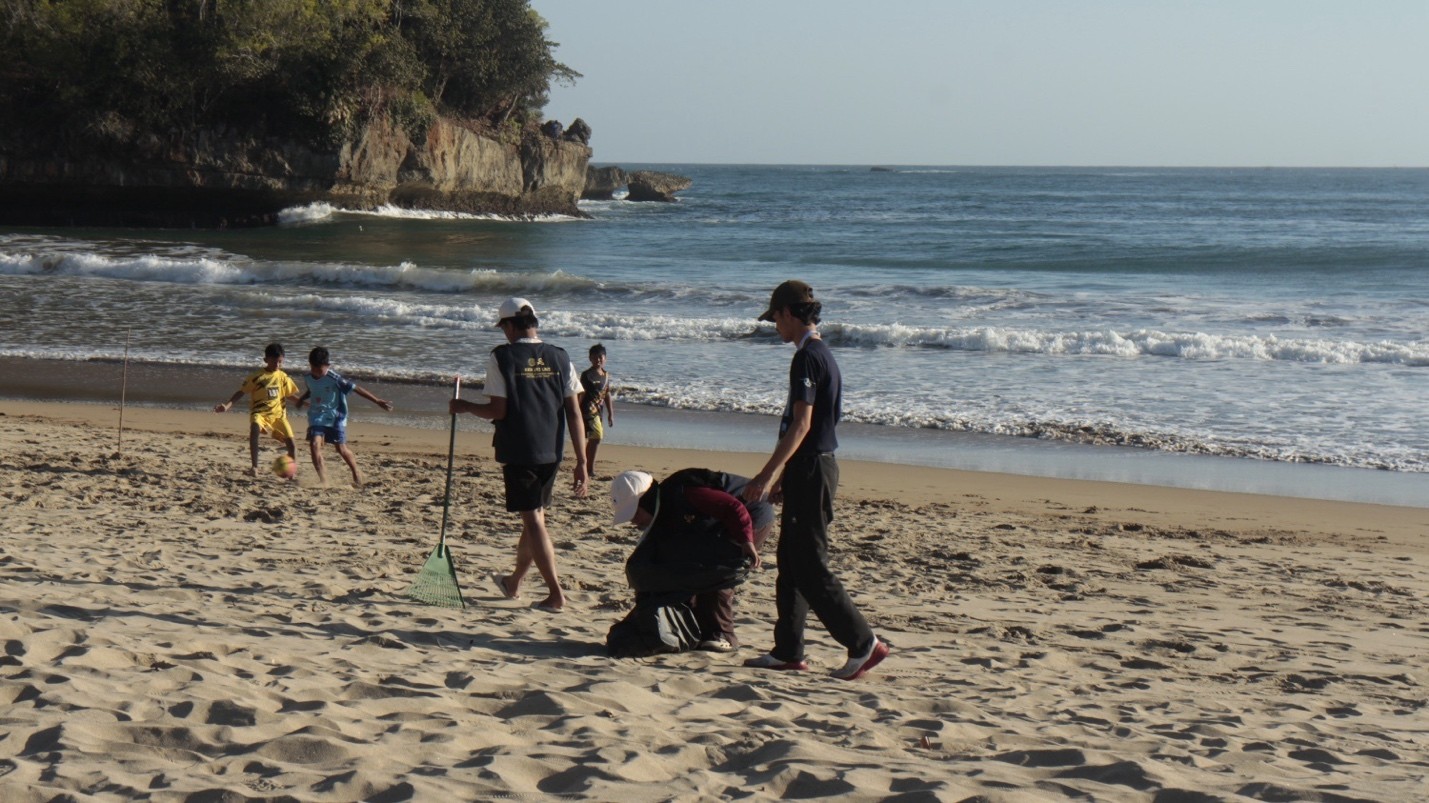 Kegiatan Clean Up Pantai Wonocaki (Dok. Pribadi/KKN 192 UNS)
