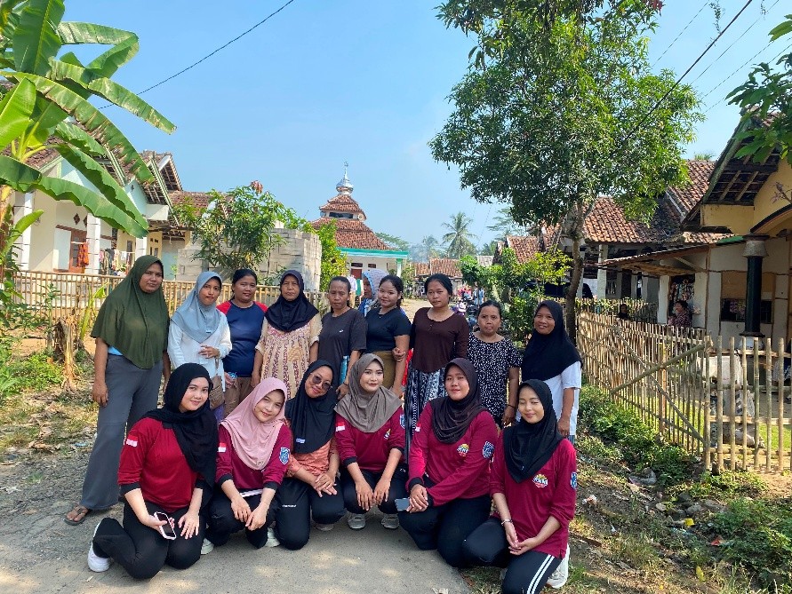 Para mahasiswa foto bersama warga seusai senam guna mendengarkan aspirasi serta bertukar pikiran mengenai potensi lokal yang bisa dikembangkan lebih lanjut. (Dok. Pribadi/KKM 82 Uniba)