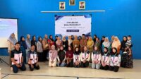 Foto bersama mahasiswa KKN UNS 165 Desa Progowati dengan para pelaku UMKM dalam acara sosialisasi “UMKM Berdaya” di Gor Prasojo, Desa Progowati, Minggu (4/8/26) (Dok. Pribadi/KKN 165 UNS 2026) Foto bersama mahasiswa KKN UNS 165 Desa Progowati dengan para pelaku UMKM dalam acara sosialisasi “UMKM Berdaya” di Gor Prasojo, Desa Progowati, Minggu (4/8/26) (Dok. Pribadi/KKN 165 UNS 2026)
