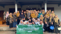 Mahasiswa Kuliah Kerja Nyata (KKN) Universitas Sebelas Maret (UNS) Kelompok 44 foto bersama Ibu-Ibu PKK Kadus II Desa Sukor menggelar pelatihan dan pendampingan pembuatan selai alpukat. (Dok. Pribadi/KKN 44 UNS)