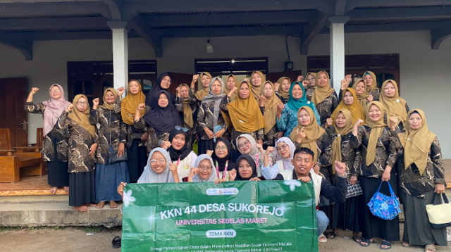 Mahasiswa Kuliah Kerja Nyata (KKN) Universitas Sebelas Maret (UNS) Kelompok 44 foto bersama Ibu-Ibu PKK Kadus II Desa Sukor menggelar pelatihan dan pendampingan pembuatan selai alpukat. (Dok. Pribadi/KKN 44 UNS)