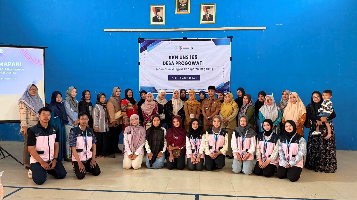 Foto bersama mahasiswa KKN UNS 165 Desa Progowati dengan para pelaku UMKM dalam acara sosialisasi “UMKM Berdaya” di Gor Prasojo, Desa Progowati, Minggu (4/8/26) (Dok. Pribadi/KKN 165 UNS 2026)