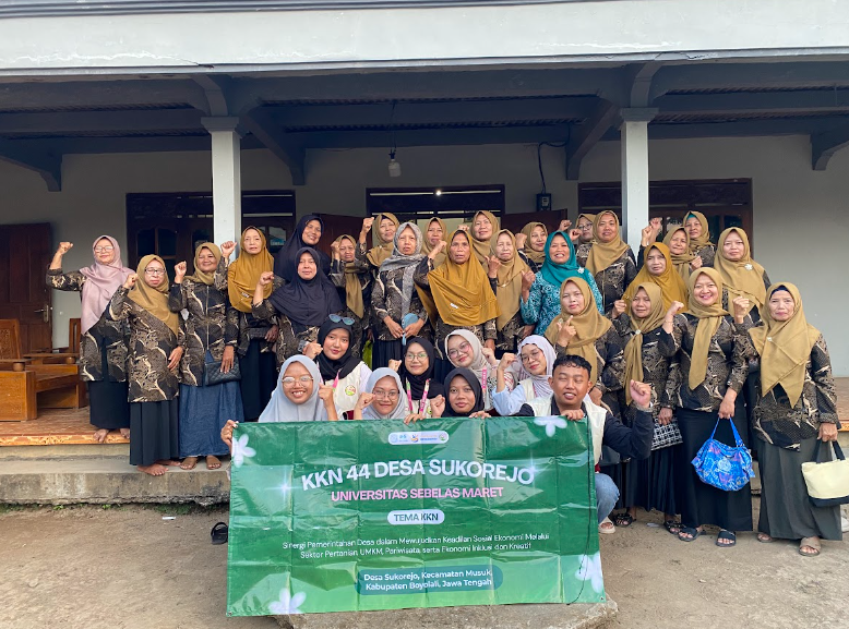 Mahasiswa Kuliah Kerja Nyata (KKN) Universitas Sebelas Maret (UNS) Kelompok 44 foto bersama Ibu-Ibu PKK Kadus II Desa Sukor menggelar pelatihan dan pendampingan pembuatan selai alpukat. (Dok. Pribadi/KKN 44 UNS)