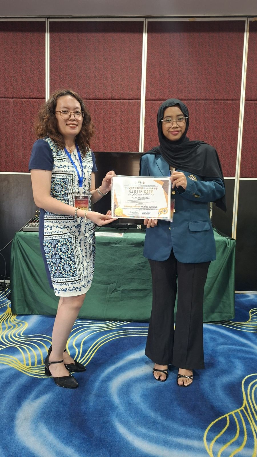 Alya Marsekal Islami, mahasiswa Teknik Sipil UNDIP, menerima sertifikat presenter dalam Asian Graduate Studies Summit (A-GRASS) 2026 di Tagaytay City, Filipina. (Dok.Pribadi)
