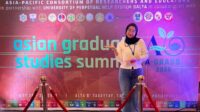 Mahasiswa Teknik Sipil Universitas Diponegoro (UNDIP), Alya Marsekal Islami, berpose di depan latar acara Asian Graduate Studies Summit (A-GRASS) 2026 di Tagaytay City, Filipina. Alya menjadi presenter dalam forum akademik yang berlangsung pada 25–29 Mei 2026. (Dok.Pribadi) Mahasiswa Teknik Sipil Universitas Diponegoro (UNDIP), Alya Marsekal Islami, berpose di depan latar acara Asian Graduate Studies Summit (A-GRASS) 2026 di Tagaytay City, Filipina. Alya menjadi presenter dalam forum akademik yang berlangsung pada 25–29 Mei 2026. (Dok.Pribadi)
