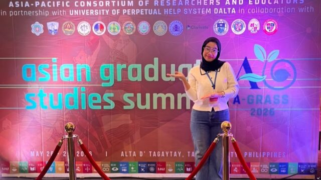 Mahasiswa Teknik Sipil Universitas Diponegoro (UNDIP), Alya Marsekal Islami, berpose di depan latar acara Asian Graduate Studies Summit (A-GRASS) 2026 di Tagaytay City, Filipina. Alya menjadi presenter dalam forum akademik yang berlangsung pada 25–29 Mei 2026. (Dok.Pribadi)