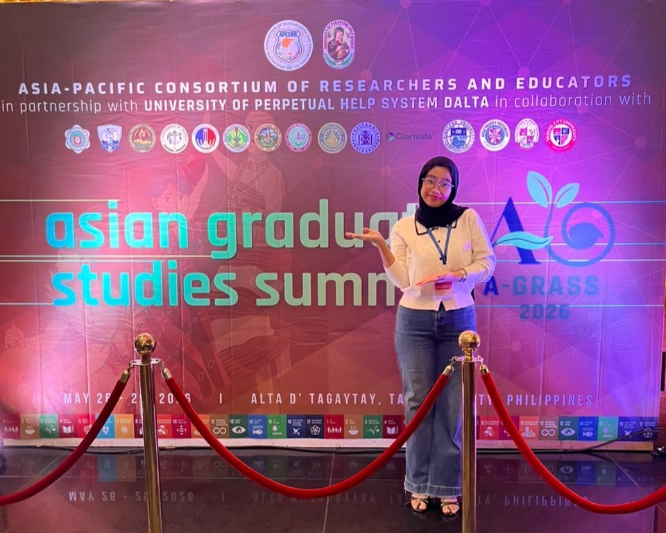 Mahasiswa Teknik Sipil Universitas Diponegoro (UNDIP), Alya Marsekal Islami, berpose di depan latar acara Asian Graduate Studies Summit (A-GRASS) 2026 di Tagaytay City, Filipina. Alya menjadi presenter dalam forum akademik yang berlangsung pada 25–29 Mei 2026. (Dok.Pribadi)