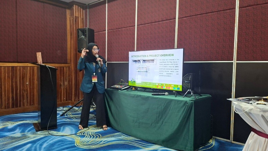 Alya mempresentasikan riset tentang kinerja material timbunan dan sistem GSRW pada konstruksi MSE Wall di Proyek Jalan Tol Jogja–Bawen Seksi 1. (Dok.Pribadi)