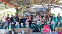 Tim dosen dan mahasiswa Universitas Nahdlatul Ulama Surabaya (UNUSA) bersama peserta pelatihan berfoto bersama usai kegiatan pengabdian kepada masyarakat bertema penguatan kompetensi manajerial dan pemasaran digital UMKM di Desa Kragan, Kecamatan Gedangan, Kabupaten Sidoarjo, Sabtu (4/7/2026). (Dok. Pribadi) Tim dosen dan mahasiswa Universitas Nahdlatul Ulama Surabaya (UNUSA) bersama peserta pelatihan berfoto bersama usai kegiatan pengabdian kepada masyarakat bertema penguatan kompetensi manajerial dan pemasaran digital UMKM di Desa Kragan, Kecamatan Gedangan, Kabupaten Sidoarjo, Sabtu (4/7/2026). (Dok. Pribadi)