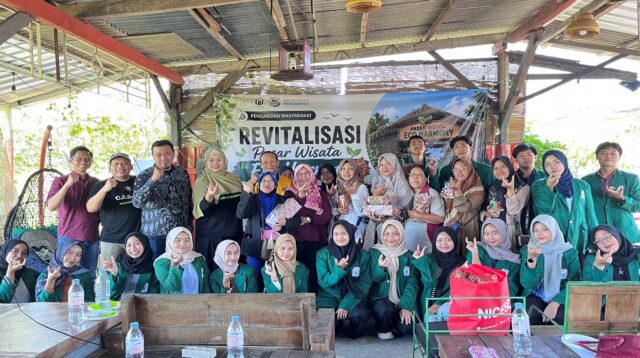 Tim dosen dan mahasiswa Universitas Nahdlatul Ulama Surabaya (UNUSA) bersama peserta pelatihan berfoto bersama usai kegiatan pengabdian kepada masyarakat bertema penguatan kompetensi manajerial dan pemasaran digital UMKM di Desa Kragan, Kecamatan Gedangan, Kabupaten Sidoarjo, Sabtu (4/7/2026). (Dok. Pribadi)