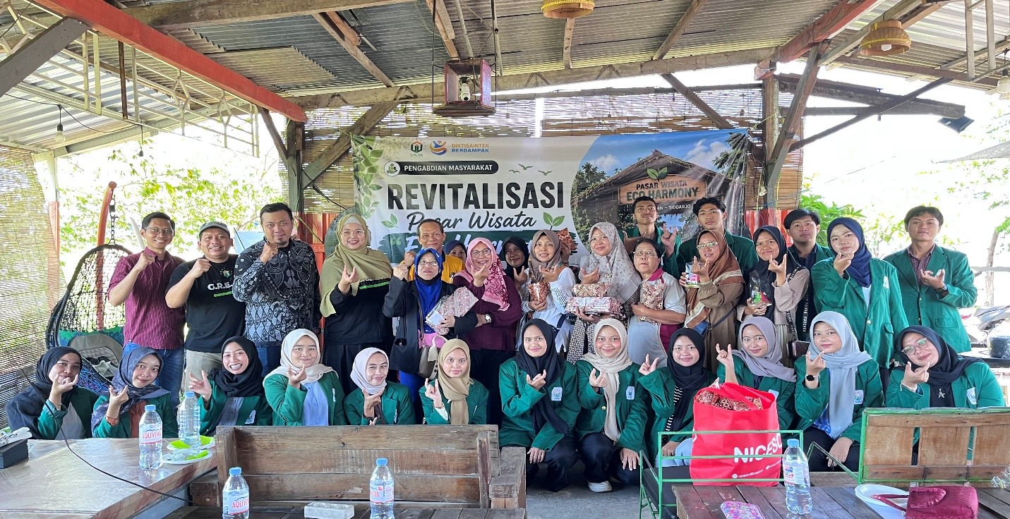 Tim dosen dan mahasiswa Universitas Nahdlatul Ulama Surabaya (UNUSA) bersama peserta pelatihan berfoto bersama usai kegiatan pengabdian kepada masyarakat bertema penguatan kompetensi manajerial dan pemasaran digital UMKM di Desa Kragan, Kecamatan Gedangan, Kabupaten Sidoarjo, Sabtu (4/7/2026). (Dok. Pribadi)