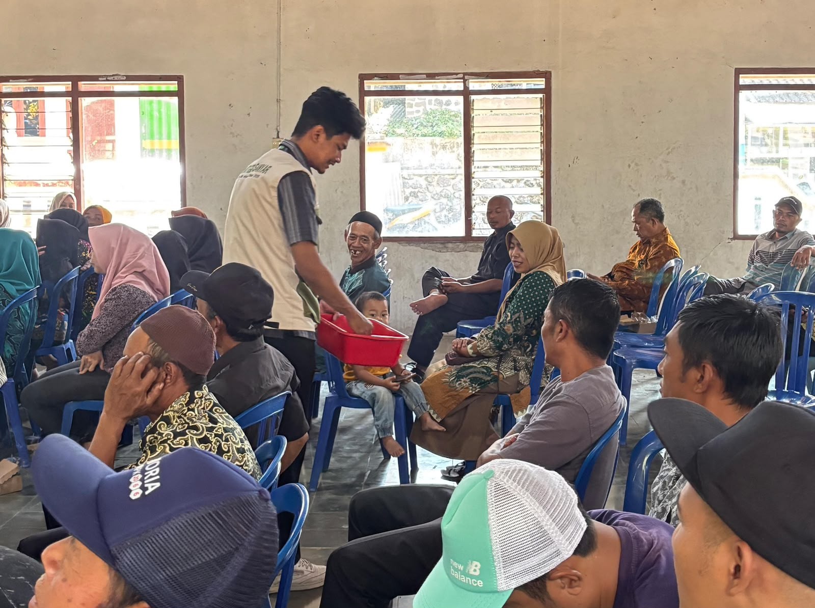 Mahasiswa KKN UNS Kelompok 169 berinteraksi dengan warga saat kegiatan edukasi pengelolaan sampah di Desa Getasanyar, Kecamatan Sidorejo, Kabupaten Magetan. Kegiatan tersebut menjadi bagian dari upaya mendorong masyarakat membangun sistem pengelolaan sampah berbasis warga, mulai dari pemilahan hingga pengolahan menjadi produk bernilai guna. (Dok. Pribadi/KKN 169 UNS)