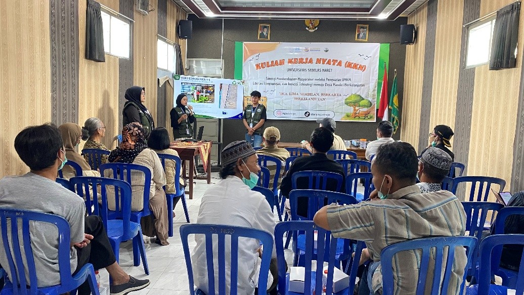 Pelaksaan sosialisasi teknologi pirolisis melalui inovasi PLASTAR (Pirolisis Plastik Menjadi Bahan Bakar). (Dok. Pribadi/KKN 259 UNS)