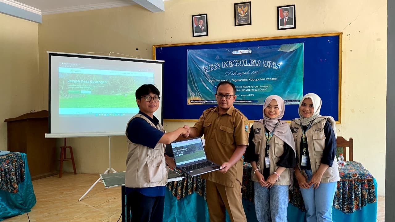 Penyerahan website oleh Kelompok KKN UNS 196 kepada perangkat desa di Balai Desa Gedangan pada Senin (10/8). (Dok. Pribadi/KKN 196 UNS)