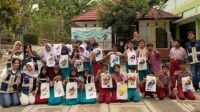 Dokumentasi bersama setelah pelaksanaan program “Kreasi Totebag Aksara Jawa: Belajar Aksara Jawa melalui Seni Melukis.” (Dok. Pribadi/KKN 295 UNS) Dokumentasi bersama setelah pelaksanaan program “Kreasi Totebag Aksara Jawa: Belajar Aksara Jawa melalui Seni Melukis.” (Dok. Pribadi/KKN 295 UNS)