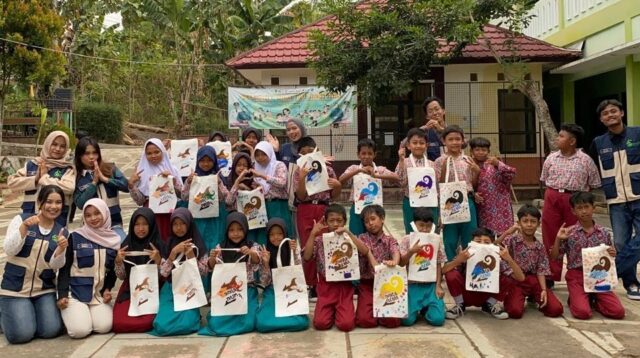 Dokumentasi bersama setelah pelaksanaan program “Kreasi Totebag Aksara Jawa: Belajar Aksara Jawa melalui Seni Melukis.” (Dok. Pribadi/KKN 295 UNS)