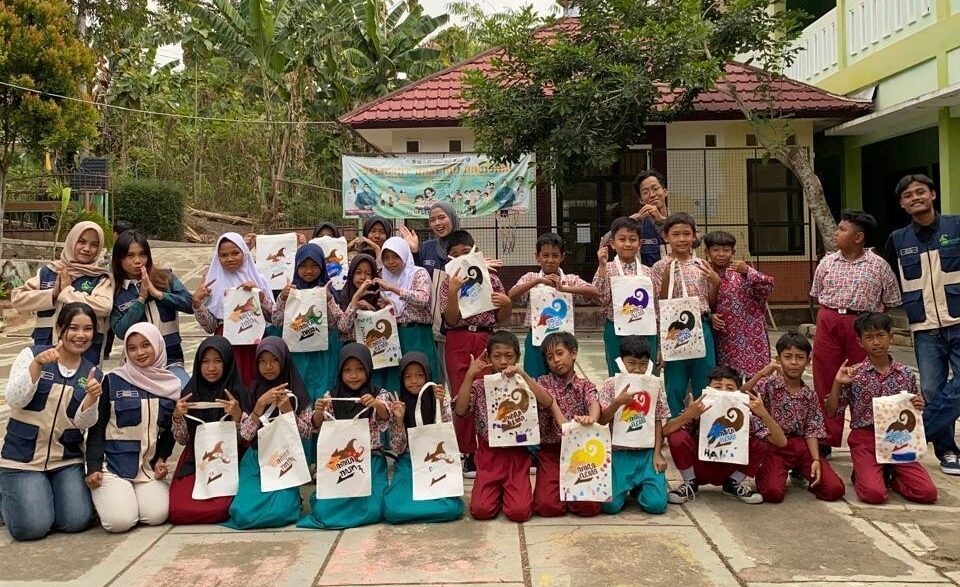 Dokumentasi bersama setelah pelaksanaan program “Kreasi Totebag Aksara Jawa: Belajar Aksara Jawa melalui Seni Melukis.” (Dok. Pribadi/KKN 295 UNS)