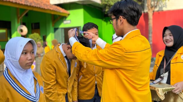 Penyerahan Penghargaan Medali untuk Siswa Peringkat 5 Terbaik. Dok. Pribadi/MKT 01 SMP N 11 Magelang Untidar)