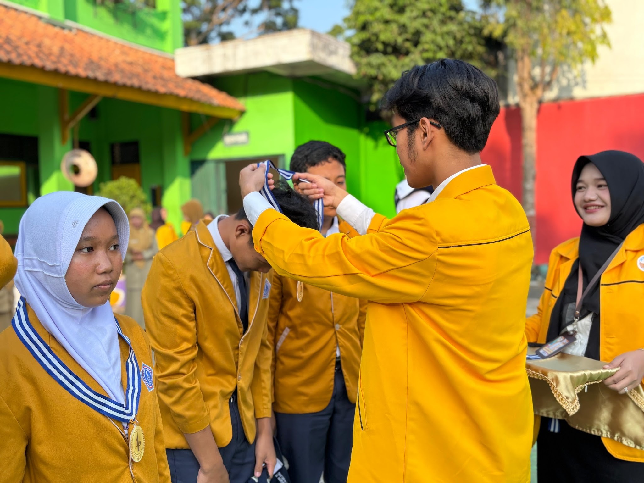 Penyerahan Penghargaan Medali untuk Siswa Peringkat 5 Terbaik. Dok. Pribadi/MKT 01 SMP N 11 Magelang Untidar)