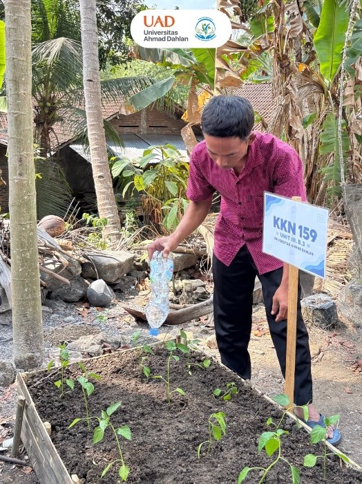 Mahasiswa bersama masyarakat melakukan praktik secara langsung. Kegiatan tersebut sekaligus menjadi sarana bagi mahasiswa untuk berbagi pengetahuan mengenai pemanfaatan sumber daya yang ada di lingkungan sekitar. (Dok. Tresa Nursolekhantun)