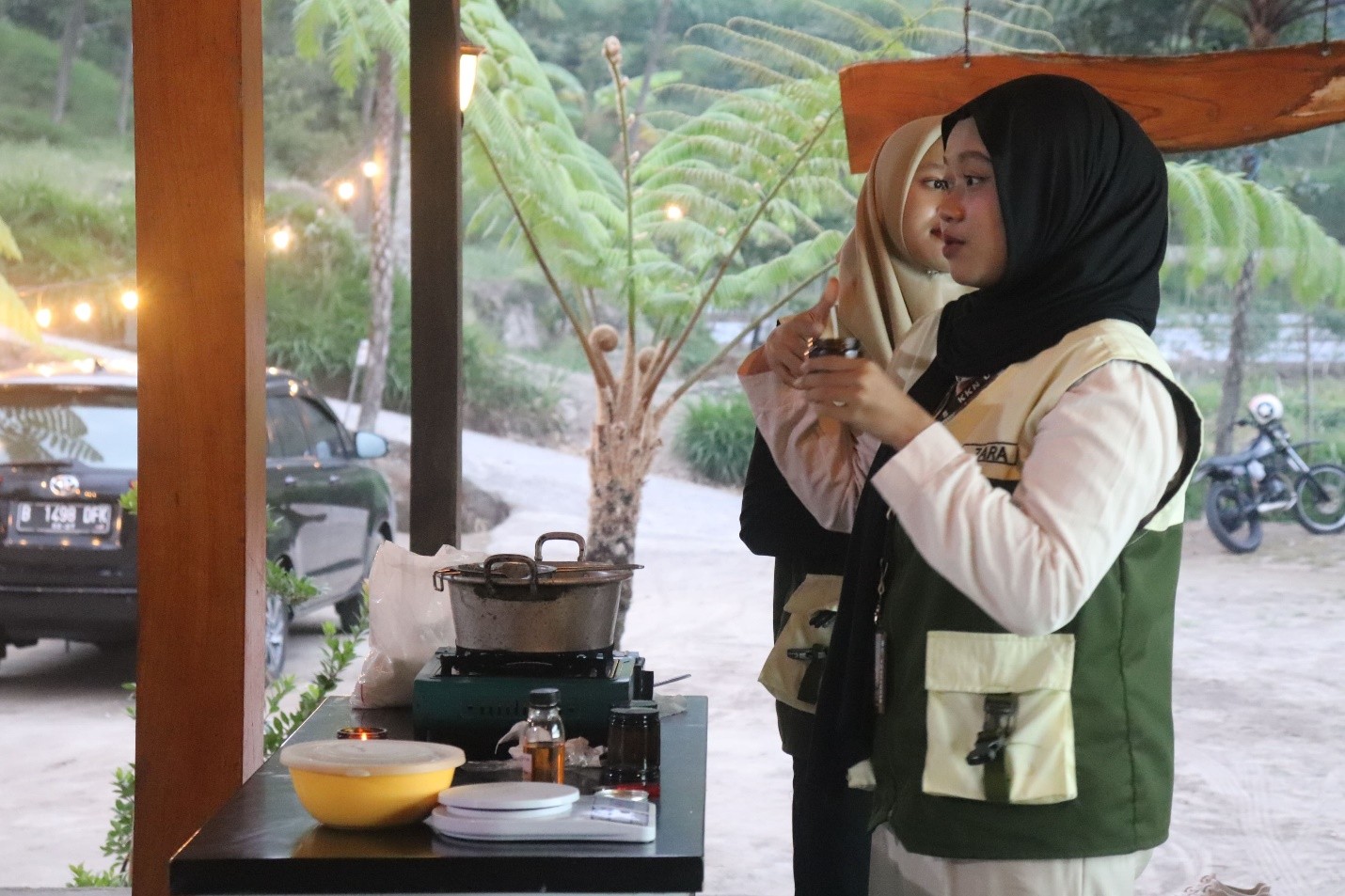 Pemaparan cara membuat lilin aromaterapi dari limbah ampas kopi oleh Mahasiswa KKN UNS Kelompok 143, Kamis (30/07/2026). (Dok. Pribadi/Kelompok KKN 143 UNS)