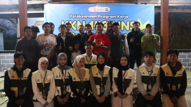 Foto bersama Mahasiswa KKN Kelompok 143 UNS di Sapuangin Coffee and Farm, (30/07/2026). (Dok. Pribadi/Kelompok KKN 88 UNS)