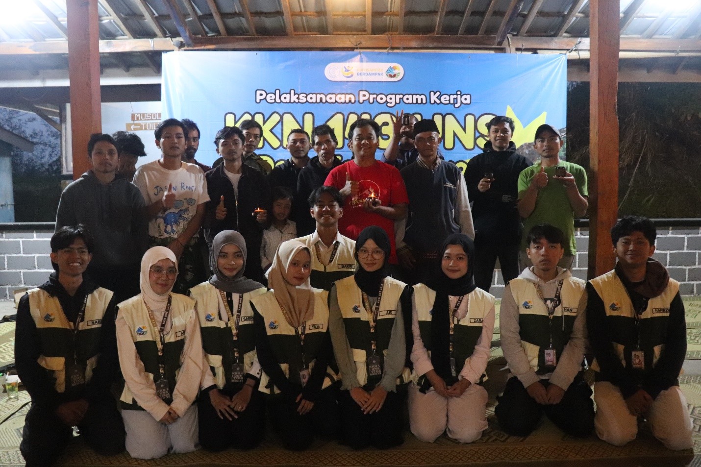 Foto bersama Mahasiswa KKN Kelompok 143 UNS di Sapuangin Coffee and Farm, (30/07/2026). (Dok. Pribadi/Kelompok KKN 88 UNS)