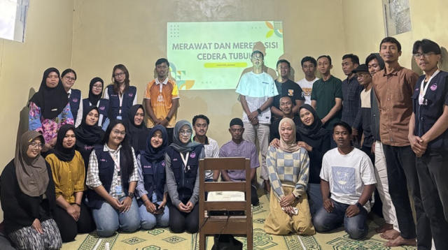 Dokumentasi Tim KKN UNS Kelompok 298 bersama Peserta Kegiatan Pelatihan Penanganan Cedera. (Dok. Pribadi/KKN 298 UNS)