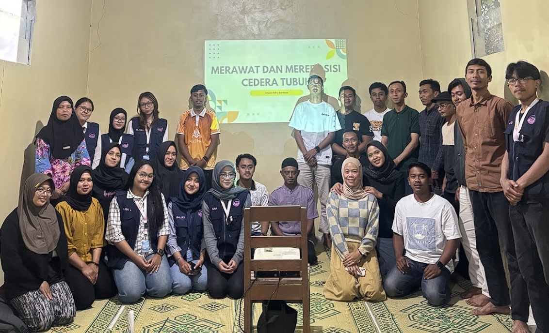 Dokumentasi Tim KKN UNS Kelompok 298 bersama Peserta Kegiatan Pelatihan Penanganan Cedera. (Dok. Pribadi/KKN 298 UNS)