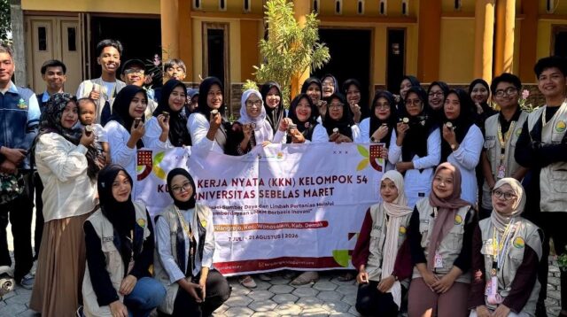 KKN Kelompok 54 UNS bersama Ibu-Ibu PKK di Desa Pilangrejo mengikuti pelatihan pembuatan selai jambu air. (Dok. Pribadi/KKN 54 UNS)