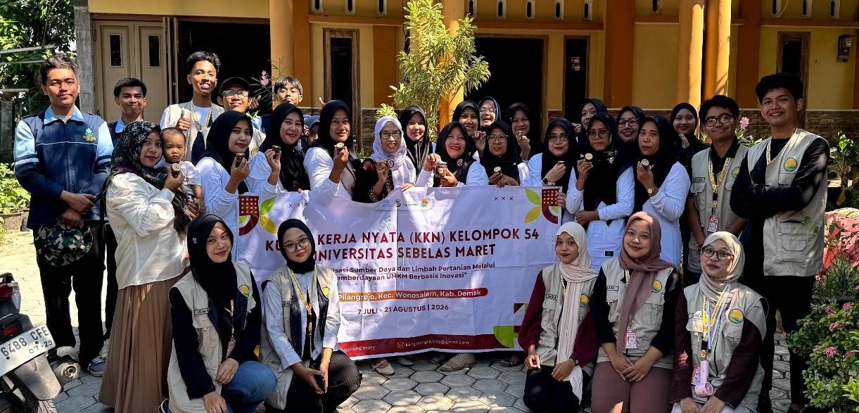 KKN Kelompok 54 UNS bersama Ibu-Ibu PKK di Desa Pilangrejo mengikuti pelatihan pembuatan selai jambu air. (Dok. Pribadi/KKN 54 UNS)