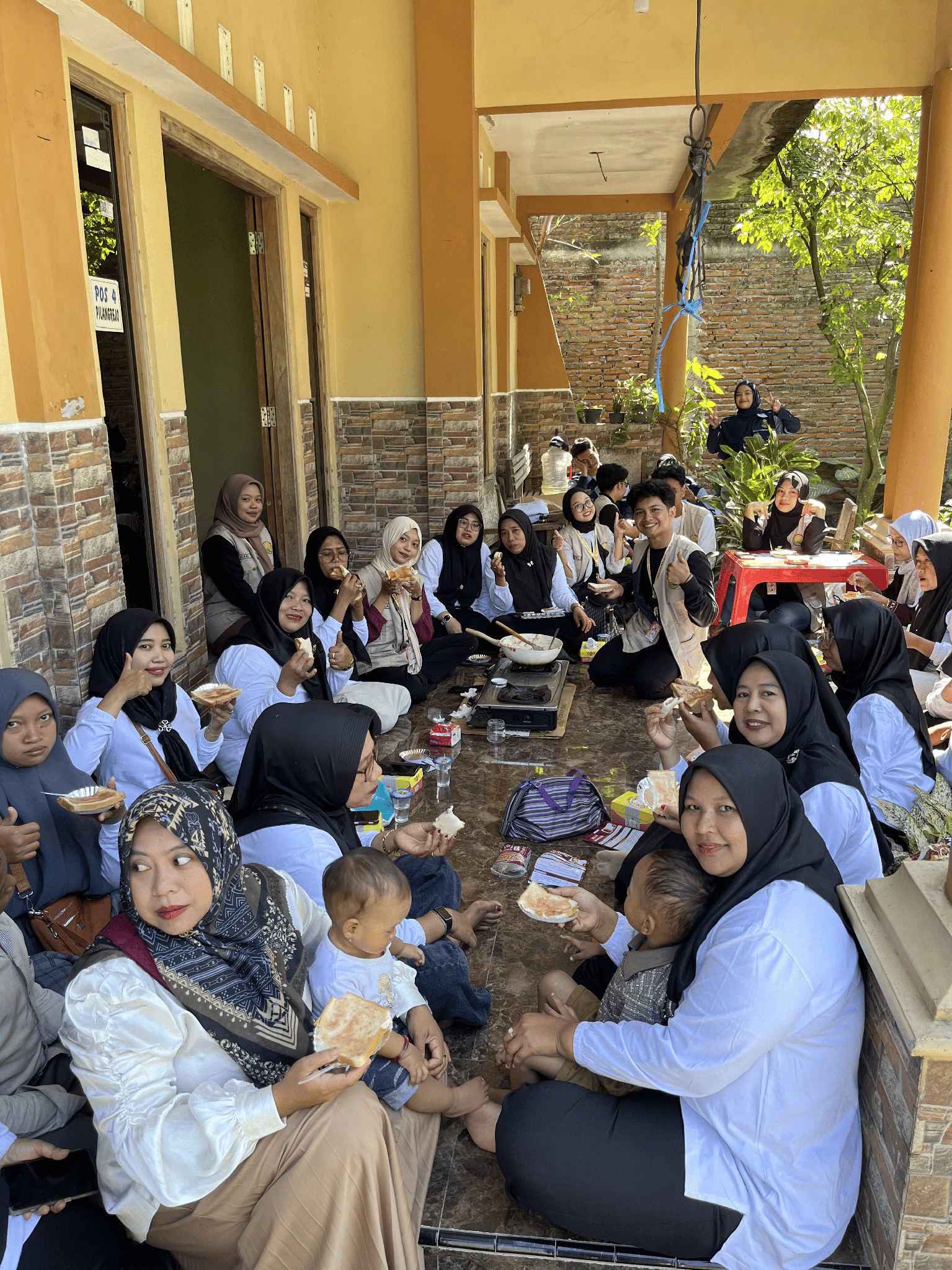 Ibu-Ibu PKK Desa Pilangrejo tampak antusias untuk mencicipi selai jambu air. (Dok. Pribadi/KKN 54 UNS)
