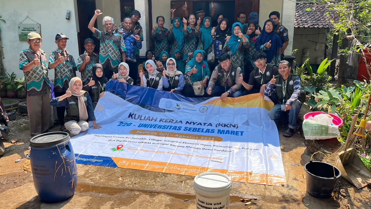 Mahasiswa KKN UNS Kelompok 220 bersama BPP Kaliwungu mengadakan sosialisasi dan praktik pembuatan pupuk organik cair untuk meningkatkan kualitas hasil pertanian KWT Sumber Rejeki pada Jumat (18/7/2026). (Dok. Pribadi/KKN 220 UNS)