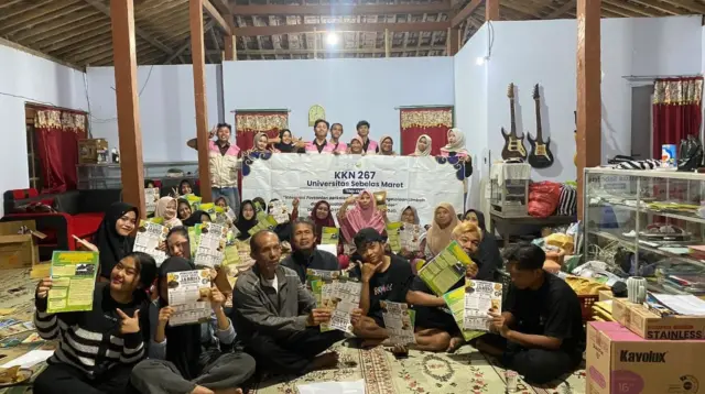 Mahasiswa KKN 267 UNS melakukan program pemberdayaan masyarakat melalui pelatihan produksi arang dari bonggol jagung (briket) sebagai produk unggulan Desa Kerjo Lor, Kecamatan Ngadirojo, Kabupaten Wonogiri. (Dok. Pribadi/KKN 267 UNS)