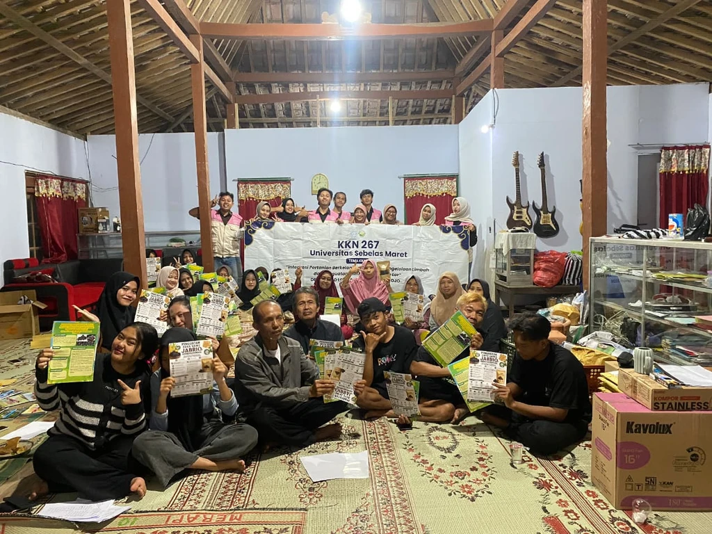 Mahasiswa KKN 267 UNS melakukan program pemberdayaan masyarakat melalui pelatihan produksi arang dari bonggol jagung (briket) sebagai produk unggulan Desa Kerjo Lor, Kecamatan Ngadirojo, Kabupaten Wonogiri. (Dok. Pribadi/KKN 267 UNS)