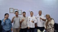 Camat Kencong, Ronny Arvianto, bersama Antok dan sejumlah pihak saat meninjau inovasi pengolahan sampah menjadi bahan bakar alternatif di Desa Kraton, Kecamatan Kencong, Kabupaten Jember, Rabu (3/6/2026). Inovasi ini menjadi salah satu upaya pemanfaatan limbah untuk mengurangi pencemaran lingkungan sekaligus membuka peluang ekonomi bagi masyarakat. (Dok. Pribadi) Camat Kencong, Ronny Arvianto, bersama Antok dan sejumlah pihak saat meninjau inovasi pengolahan sampah menjadi bahan bakar alternatif di Desa Kraton, Kecamatan Kencong, Kabupaten Jember, Rabu (3/6/2026). Inovasi ini menjadi salah satu upaya pemanfaatan limbah untuk mengurangi pencemaran lingkungan sekaligus membuka peluang ekonomi bagi masyarakat. (Dok. Pribadi)