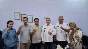 Camat Kencong, Ronny Arvianto, bersama Antok dan sejumlah pihak saat meninjau inovasi pengolahan sampah menjadi bahan bakar alternatif di Desa Kraton, Kecamatan Kencong, Kabupaten Jember, Rabu (3/6/2026). Inovasi ini menjadi salah satu upaya pemanfaatan limbah untuk mengurangi pencemaran lingkungan sekaligus membuka peluang ekonomi bagi masyarakat. (Dok. Pribadi)
