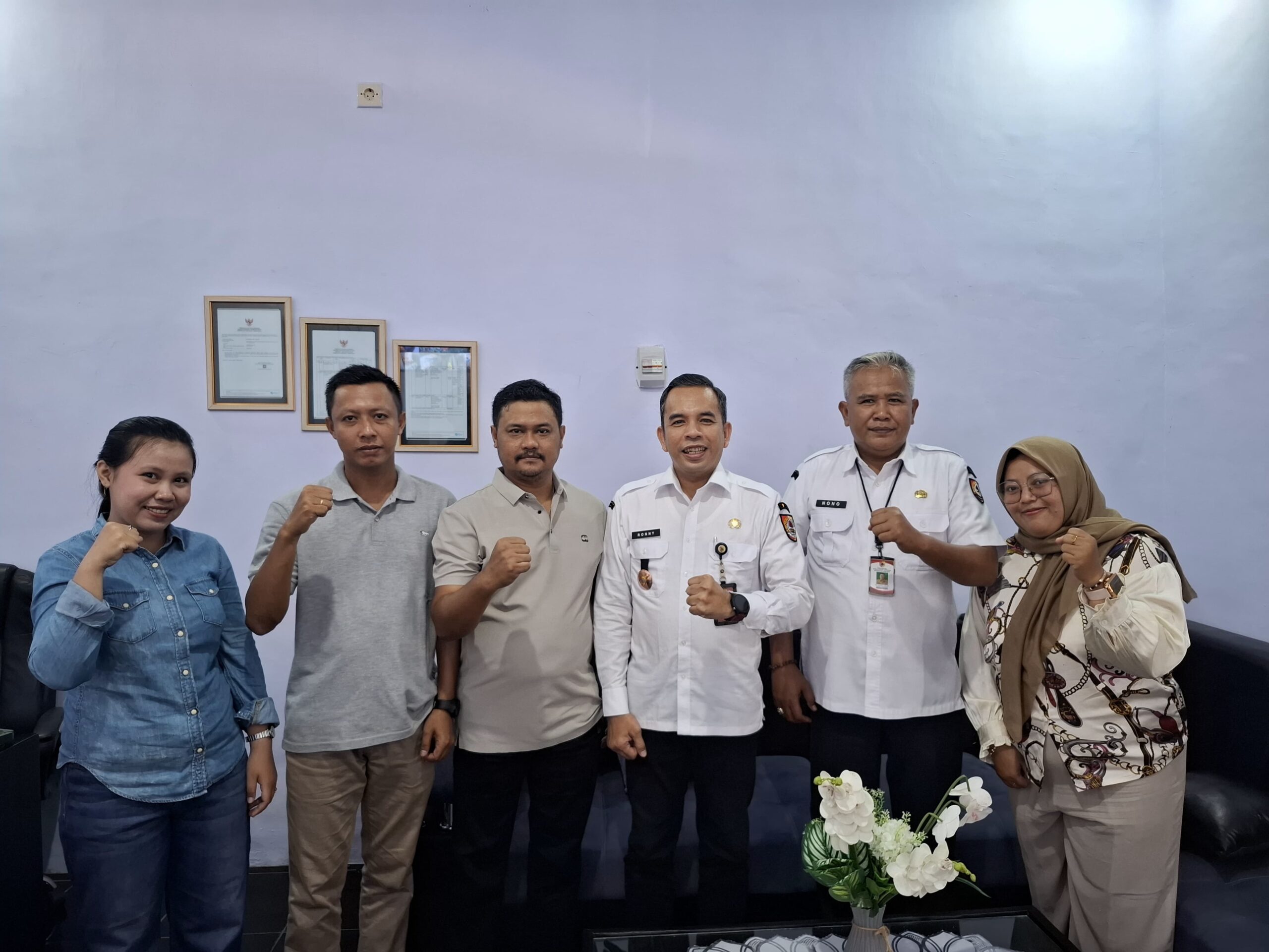 Camat Kencong, Ronny Arvianto, bersama Antok dan sejumlah pihak saat meninjau inovasi pengolahan sampah menjadi bahan bakar alternatif di Desa Kraton, Kecamatan Kencong, Kabupaten Jember, Rabu (3/6/2026). Inovasi ini menjadi salah satu upaya pemanfaatan limbah untuk mengurangi pencemaran lingkungan sekaligus membuka peluang ekonomi bagi masyarakat. (Dok. Pribadi)
