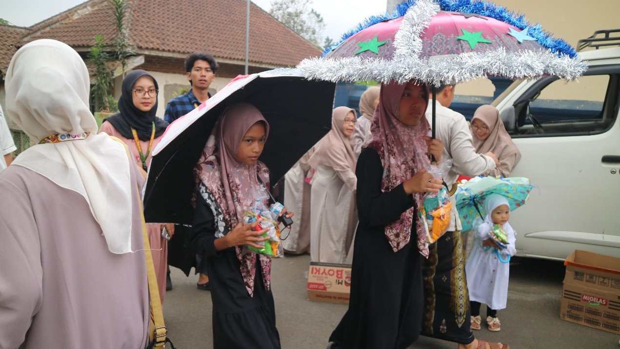 Anak-anak TPQ mengikuti kirab dalam rangka memperingati Hari Santri di Desa Balesari, Kecamatan Ngajum, Kabupaten Malang, pada Jumat (23/10/2026), didampingi mahasiswa Universitas Airlangga melalui mata acara PIJAR Mengaji dalam rangkaian Srawung Desa 2026. (Dok. Pribadi)