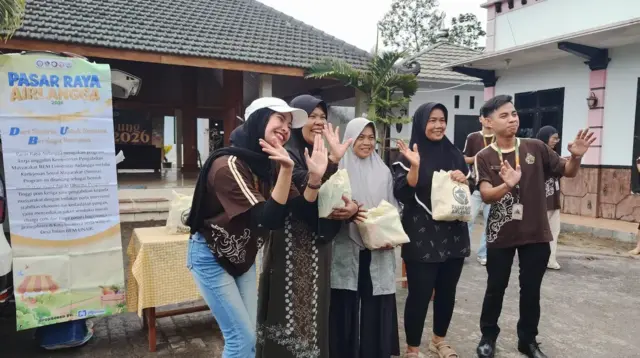 Dokumentasi Warga Desa Balesari bersama Perwakilan Pengmas BEM UNAIR pada Kegiatan Pasar Raya Airlangga 2026. (Dok. BEM UNAIR)