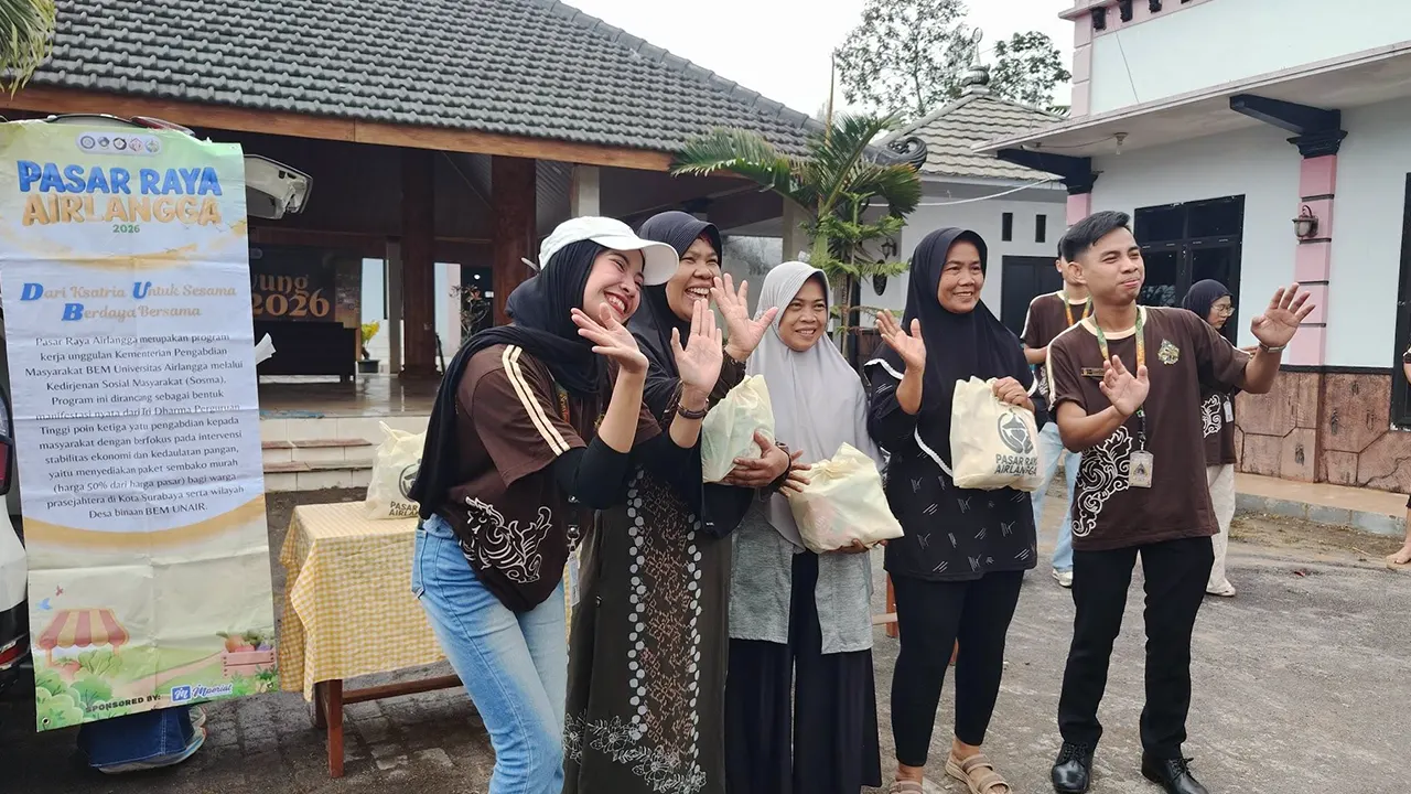 Dokumentasi Warga Desa Balesari bersama Perwakilan Pengmas BEM UNAIR pada Kegiatan Pasar Raya Airlangga 2026. (Dok. BEM UNAIR)