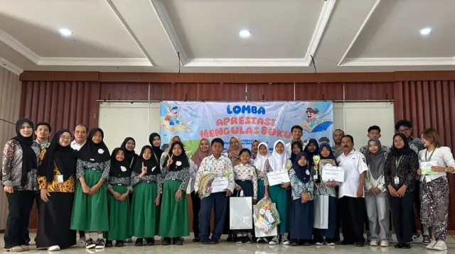 Dokumentasi bersama setelah pelaksanaan Lomba Apresiasi Mengulas Buku yang diselenggarakan KKN Tematik Literasi Kelompok 293 Universitas Sebelas Maret (UNS) di Aula Balai Desa Matesih, Kecamatan Matesih, Kabupaten Karanganyar, Rabu (12/8/2026). (Dok. Pribadi/ KKN 293 UNS)