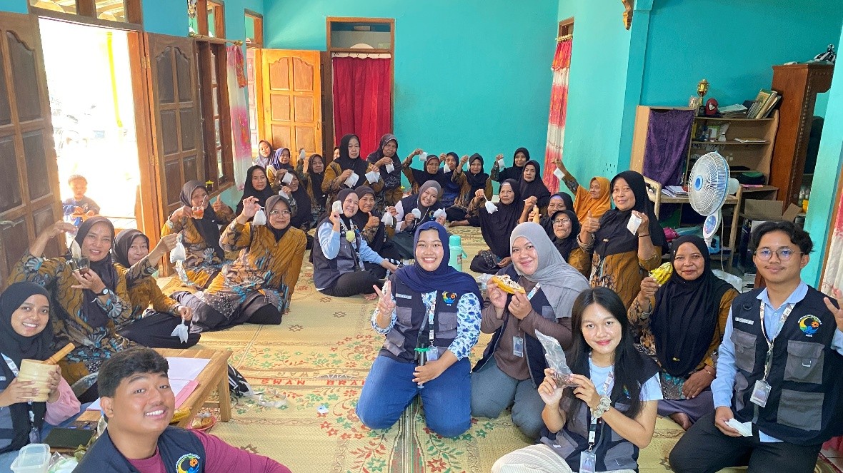 Dokumentasi bersama saat pembuatan teh herbal dari kulit biji kakao. (Dok Pribadi/Tim KKN 264 UNS Kelurahan Kasihan)