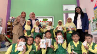 PAUD bukan sekadar tempat anak belajar membaca, menulis, dan berhitung. Di usia dini, anak belajar mengenal diri, bekerja sama, berbagi, berkomunikasi, serta membangun karakter melalui pengalaman yang menyenangkan. (Dok Pribadi/Fatihah Elina Anastasya) PAUD bukan sekadar tempat anak belajar membaca, menulis, dan berhitung. Di usia dini, anak belajar mengenal diri, bekerja sama, berbagi, berkomunikasi, serta membangun karakter melalui pengalaman yang menyenangkan. (Dok Pribadi/Fatihah Elina Anastasya)