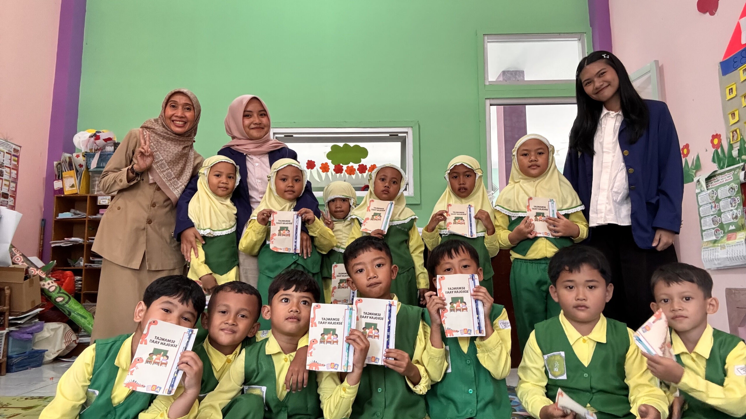 PAUD bukan sekadar tempat anak belajar membaca, menulis, dan berhitung. Di usia dini, anak belajar mengenal diri, bekerja sama, berbagi, berkomunikasi, serta membangun karakter melalui pengalaman yang menyenangkan. (Dok Pribadi/Fatihah Elina Anastasya)