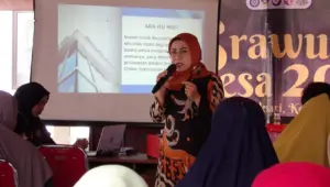 Ketua DPC PERADI Malang Raya, Naily Ariyani, S.H., M.H., memaparkan materi tentang Nomor Induk Berusaha (NIB) dalam sosialisasi Balesari Legal Care di Desa Balesari, Kecamatan Ngajum, Kabupaten Malang, Jumat (23/10/2026). (Dok. Pribadi)
